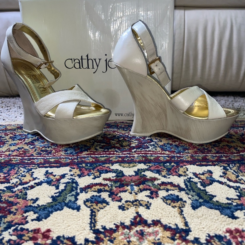 Cathy Jean Cream & Gold Wedge Sandals, Size: 6